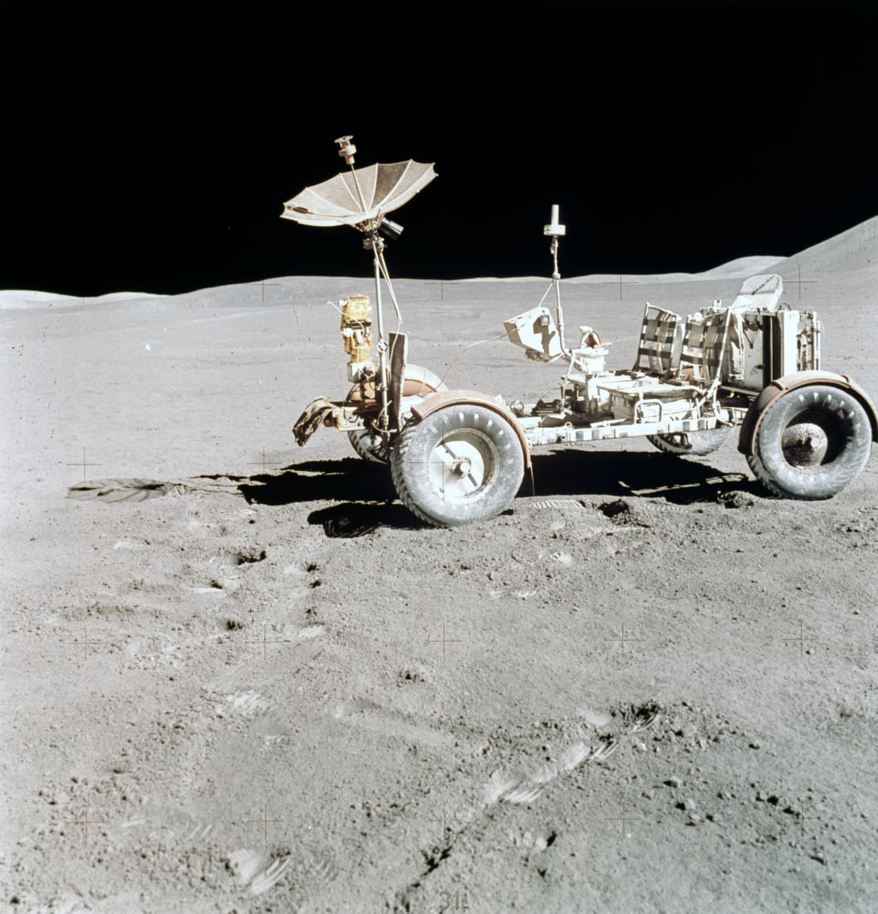 Para los estándares actuales, el
<i>buggy</i> lunar o
<i>rover</i> como era conocido también, era un vehículo eléctrico bastante básico. Su energía estaba almacenada en dos baterías de óxido de plata de 121 A.H (amperio hora) cada una, para una capacidad total equivalente a la de 14 baterías de automóvil regular.
<br>