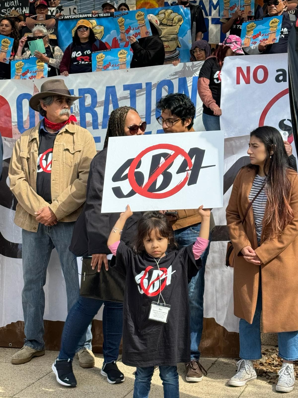 En la manifestación también hubo varias familias y niños inmigrantes
<b>protestando contra la Ley SB-4</b>.
