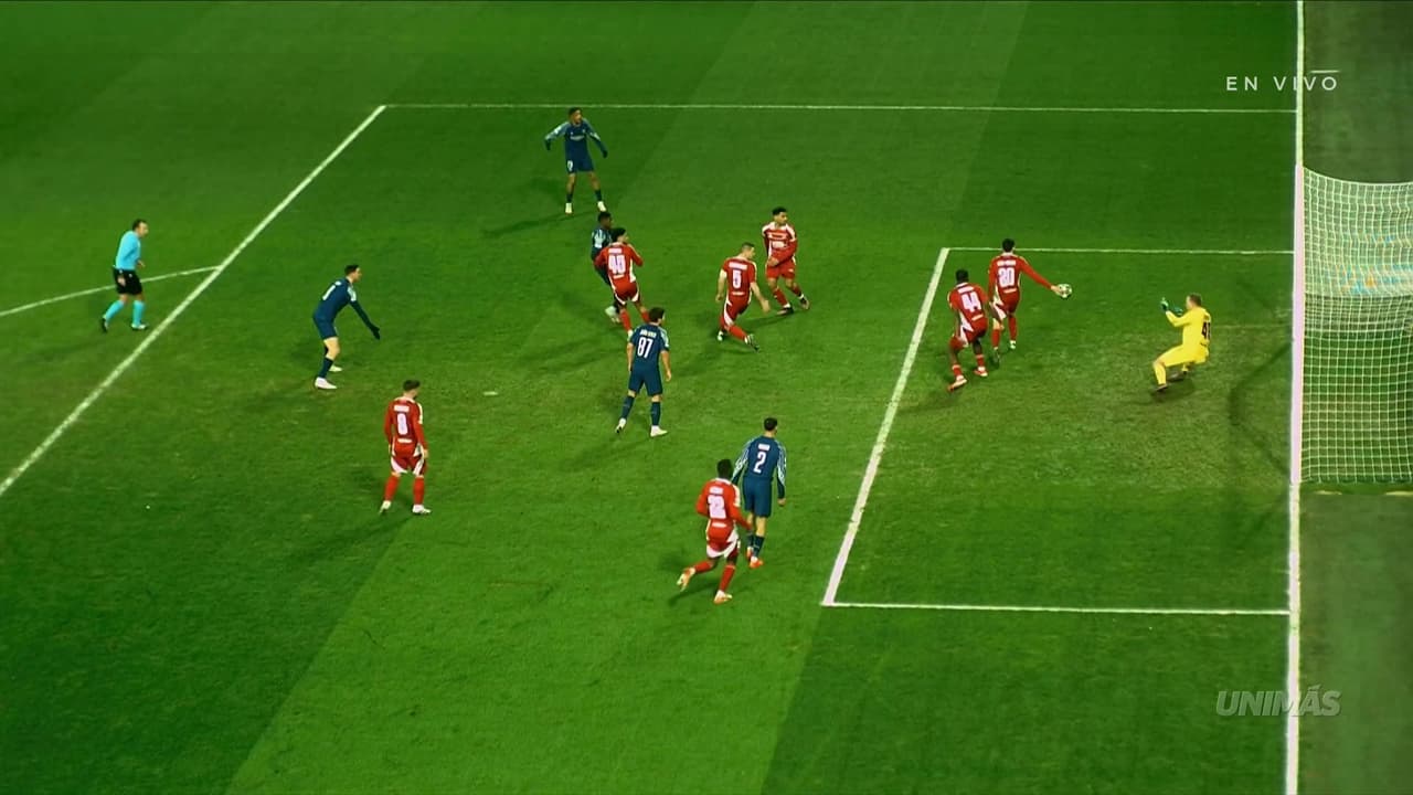 Mano descarada en el área y Vitinha pone el primero desde la pena máxima 