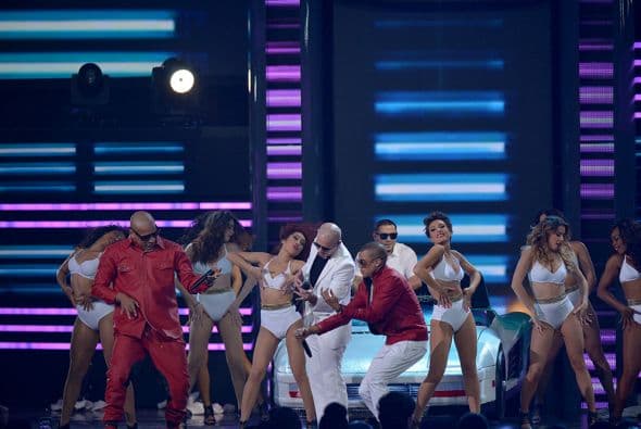 Además, los caballeros se echaron tremendo ‘taco de ojo’ con esas bailarinas.