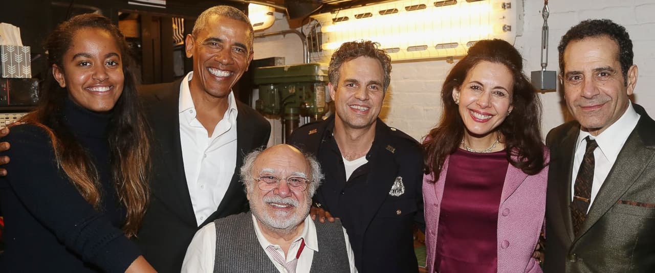 Obama también estuvo en Nueva York con su hija Malia. Allí visitó al reparto del show de Broadway 'The Price'. Así de sonrientes posaron con los actores Danny DeVito, Mark Ruffalo, Jessica Hecht y Tony Shalhoub.
