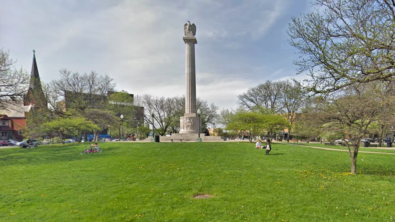<a href="https://www.choosechicago.com/listing/illinois-centennial-monument/" target="_blank">Illinois Centennial Memorial Column</a>. Este monumento es instantáneamente reconocible para muchos como el centro del vecindario de Logan Square. Y puedes llegar en tren porque la parada está cruzando la calle. El área es perfecta para los ciclistas y es muy pintoresca. La gente lo visita para relajarse y leer un libro. Dirección: 3200 W Logan Blvd Chicago, IL 60686.
<br>
<br>