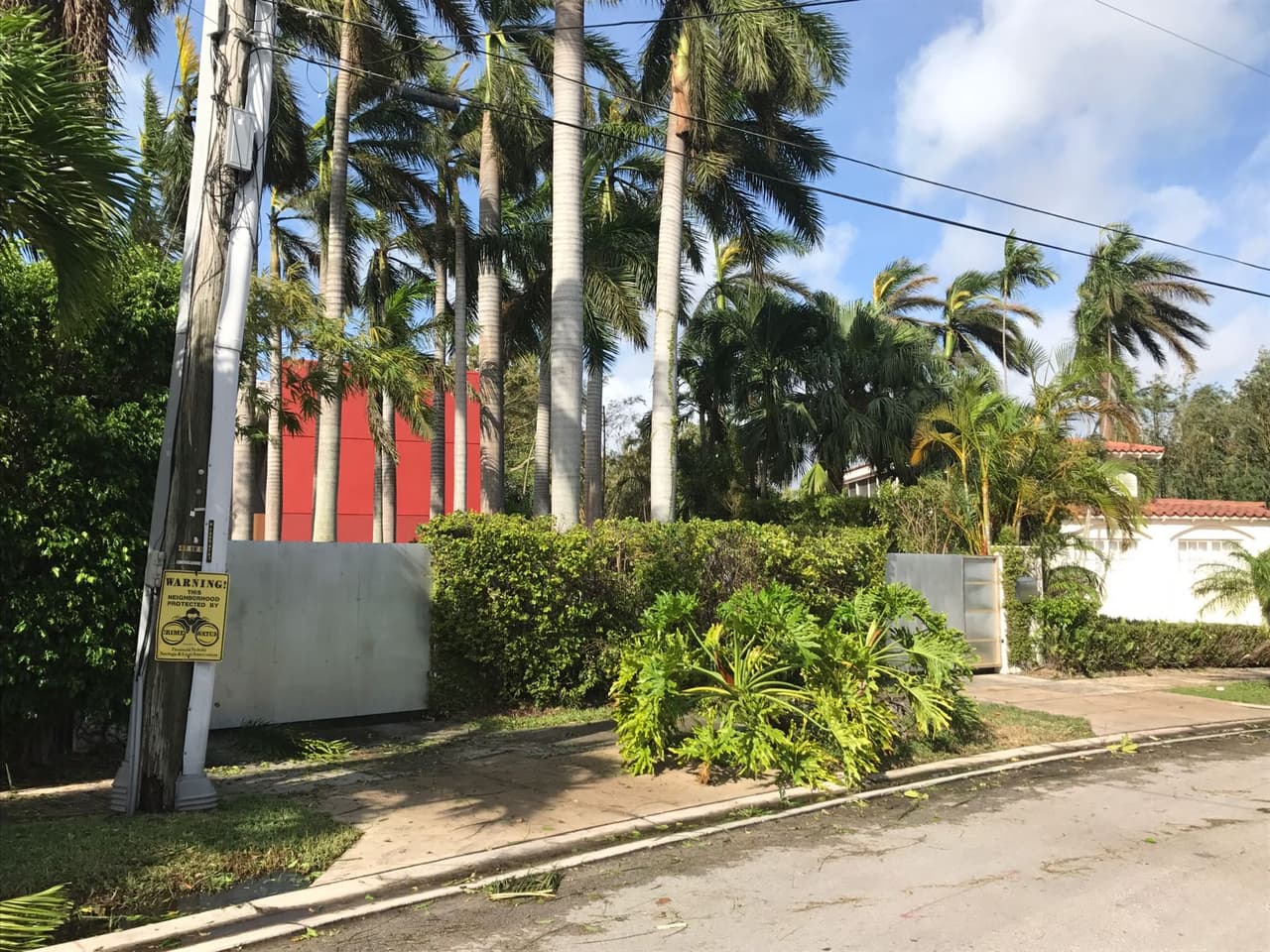 Pasando el árbol caído, nada parece advertir que un huracán afectó la mansión de Paulina Rubio, en Miami, Florida.