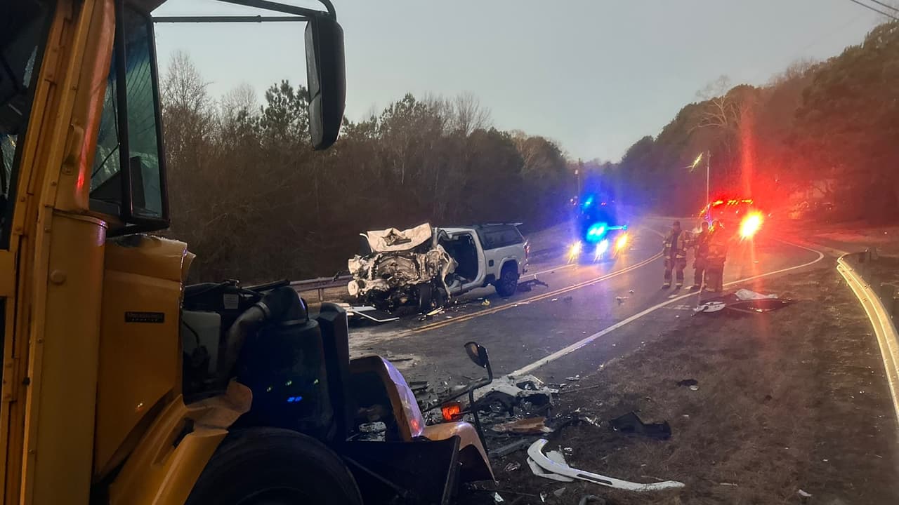Choque de un autobús escolar del condado Gwinnett deja a tres personas heridas