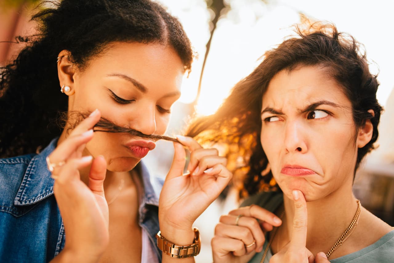 <b>HIDR´ÁTALO. </b>Lo primero que tienes que hacer es darle la hidratación que necesita, pero de ser posible hazlo de forma natural, dando leves masajes con aceite de oliva en el cuero cabelludo o si lo prefieres puedes usar aceite de coco. Espera a que pasen unos 20 minutos y retíralo con abundante agua.