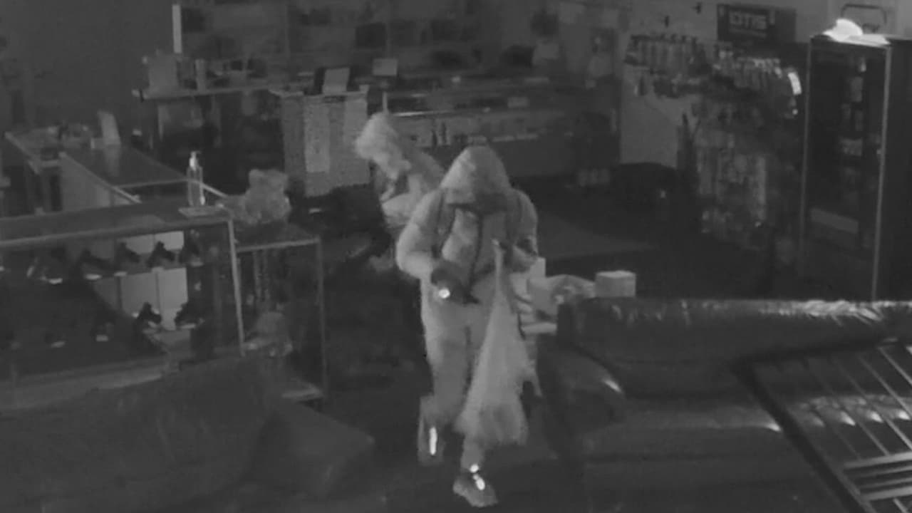 Detienen a dos adolescentes tras robo en armería, buscan a tercer sospechoso