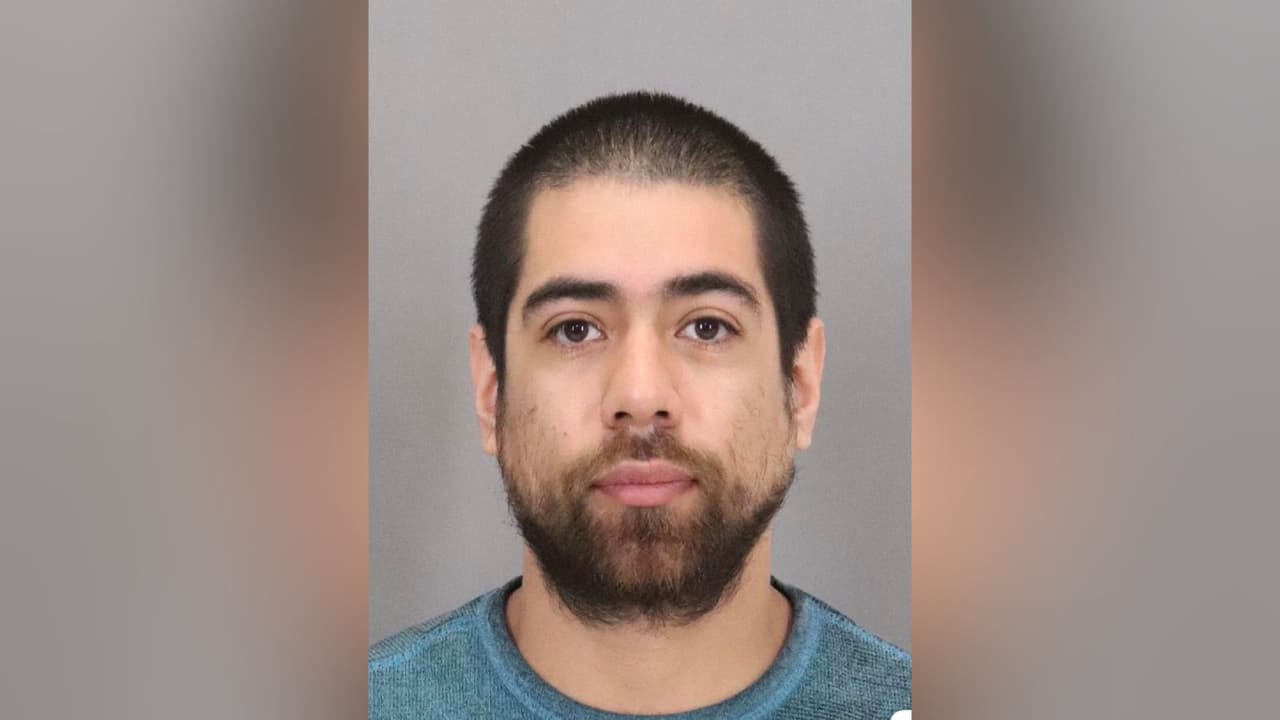 Arrestan a latino acusado de golpear a un anciano asiático y gritarle “regrésate a tu país”