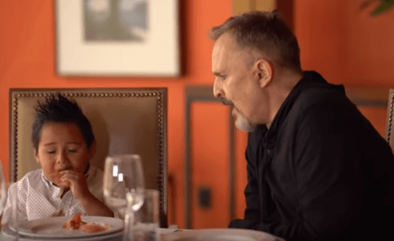 Aunque Giovani se dijo más fanático de los hot dogs y tacos, estuvo dispuesto a probar todo lo que su anfitrión le ofreció. Para empezar, un poco de jamón de serrano, el cual no le gustó al pequeño.