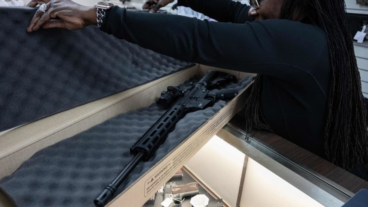 Comunidad reacciona ante posible cambio en la edad para comprar armas largas en Florida