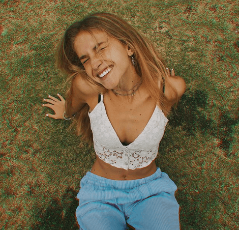 Nicole no es nada tímida y logra expresar lo que el fotógrafo requiere.