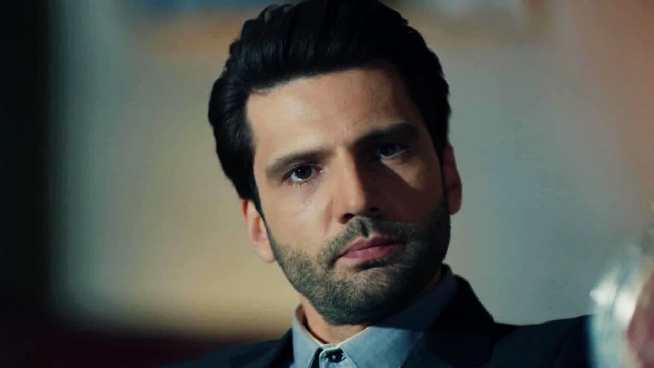 En Amor Eterno Emir fue el personaje antagónico, este villano fue interpretado por 
<b>Kaan Urgancıoğlu</b>. 
<br>