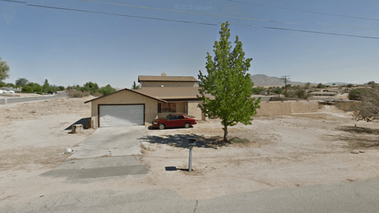 Rescatan a 20 niños de una casa insalubre, con perros muertos y enmohecida