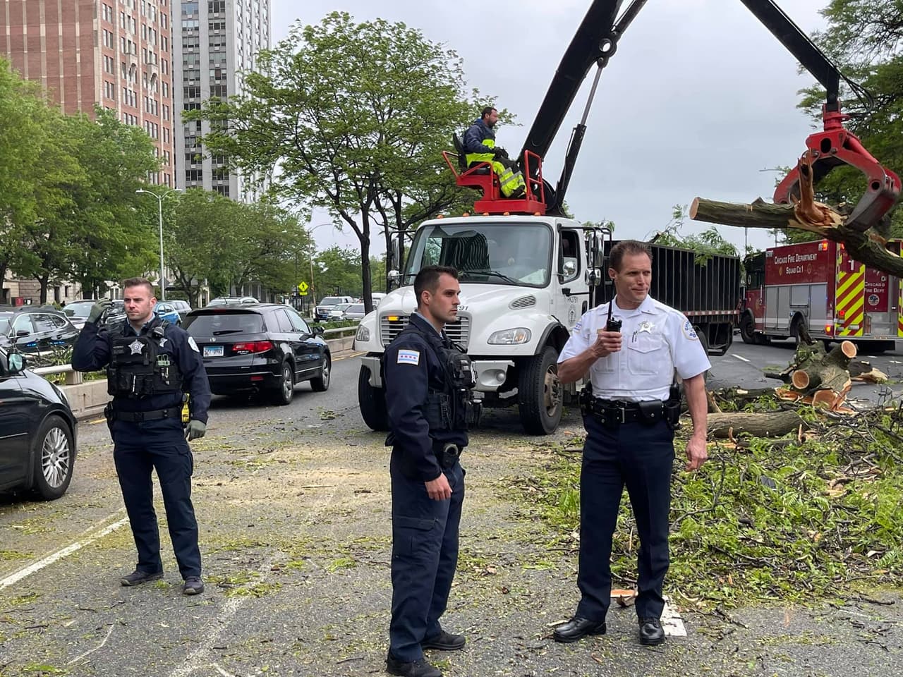 Las
<b><a href="https://www.univision.com/local/chicago-wgbo/chicago-ya-abrio-sus-playas-pero-el-tiempo-no-da-tregua-y-se-vive-un-viernes-muy-inestable-video"> condiciones del tiempo</a></b> del viernes 28 de mayo han provocado la caída de varios árboles alrededor de la ciudad. Pendientes a
<b><a href="https://www.univision.com/temas/univision-chicago">Noticias Univisión Chicago</a></b> para la actualización del tiempo y estos eventos.