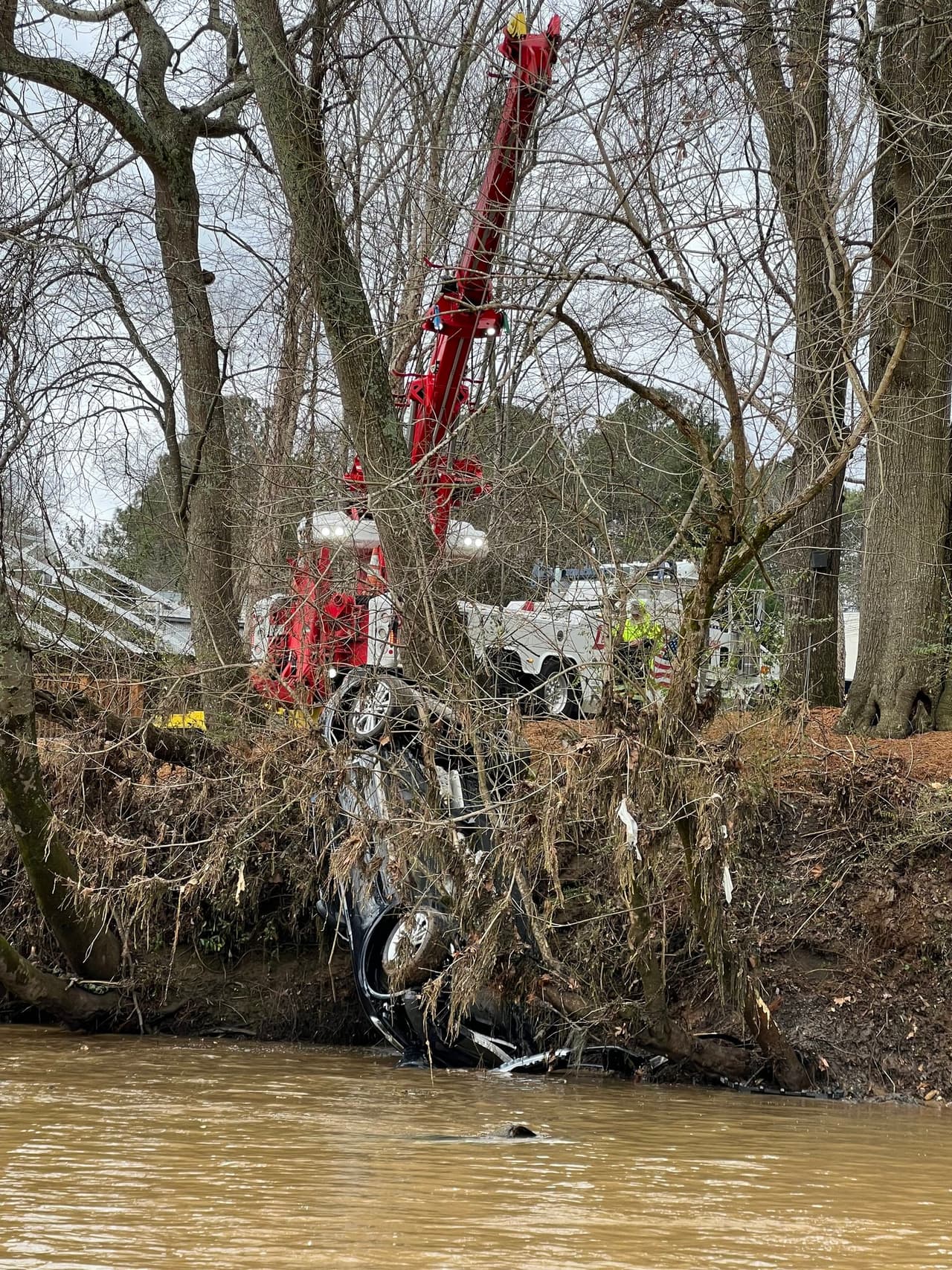 La Policía indicó que el conductor pudo nadar a un lugar seguro y que recibió atención por sus heridas.