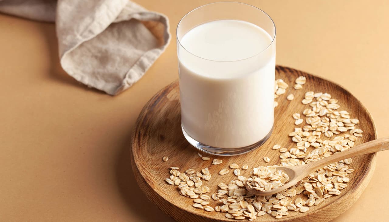 Você só precisa de aveia e água para fazer leite de aveia em casa: incrementar com frutas é fácil 