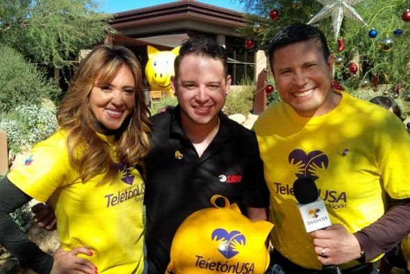 La alegría de ayudar a nuestros niños también contagió a corazones en Phoenix. El talento de Univisión, Tanya Charry y Sergio Urquidi presentaron las generosas donaciones locales al #TeletonUSA. 