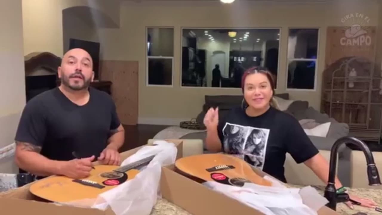 El pasado 3 de septiembre Lupillo Rivera compartió un video, donde aparece junto a Chiquis, para promocionar su concierto: "Qué tal mi gente, 
<b>aquí estamos compartiendo firmando las guitarras</b>, preparándonos para este fin de semana […] Gracias a todos por el apoyo", dice, mientras que Chiquis agregó: "A cantarles un poquito, a apoyar a los campesinos".
<br>
