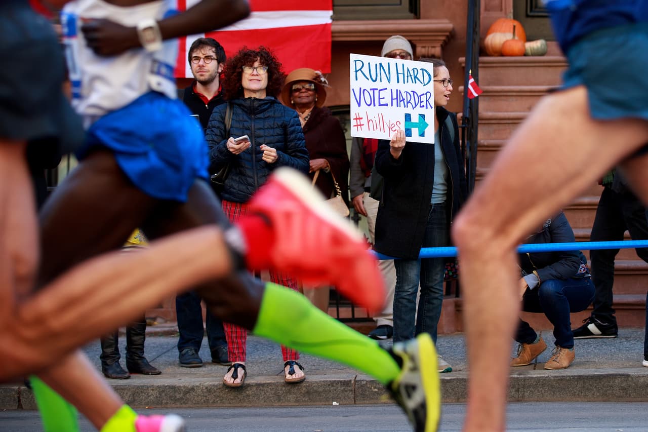 No faltó la política: hubo quien expresó "corre duro y vota más fuerza aún" en un cartel con la insignia de la campaña de Hillary Clinton.