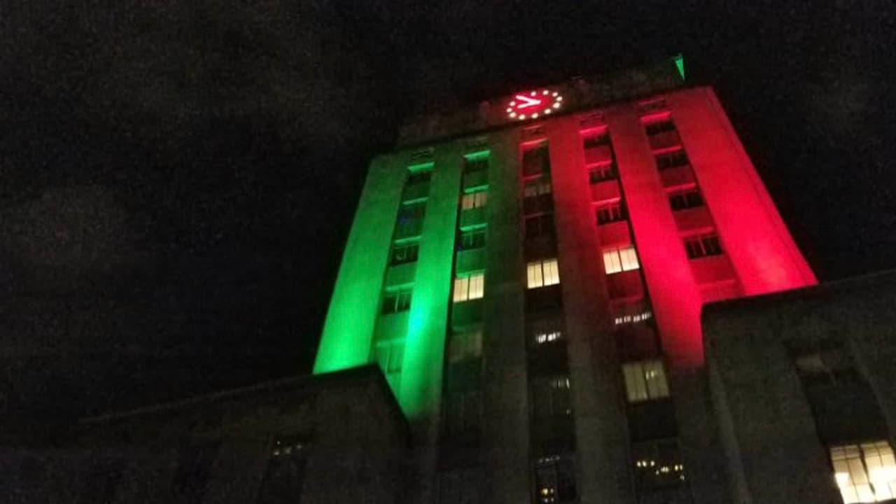 La cónsul general de México, Alicia Kerber, mostró la fotografía de la sede de la alcaldía de
<a href="https://www.univision.com/temas/houston">Houston</a> iluminada con los colores de la bandera mexicana para celebrar el 15 de Septiembre.