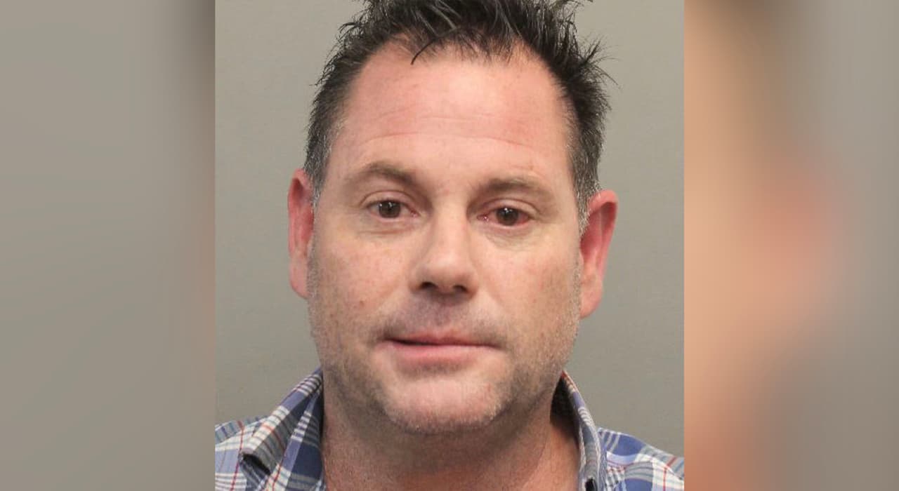 Thomas Connell ha sido detenido en dos ocasiones y enfrenta cargos por conducir ebrio.