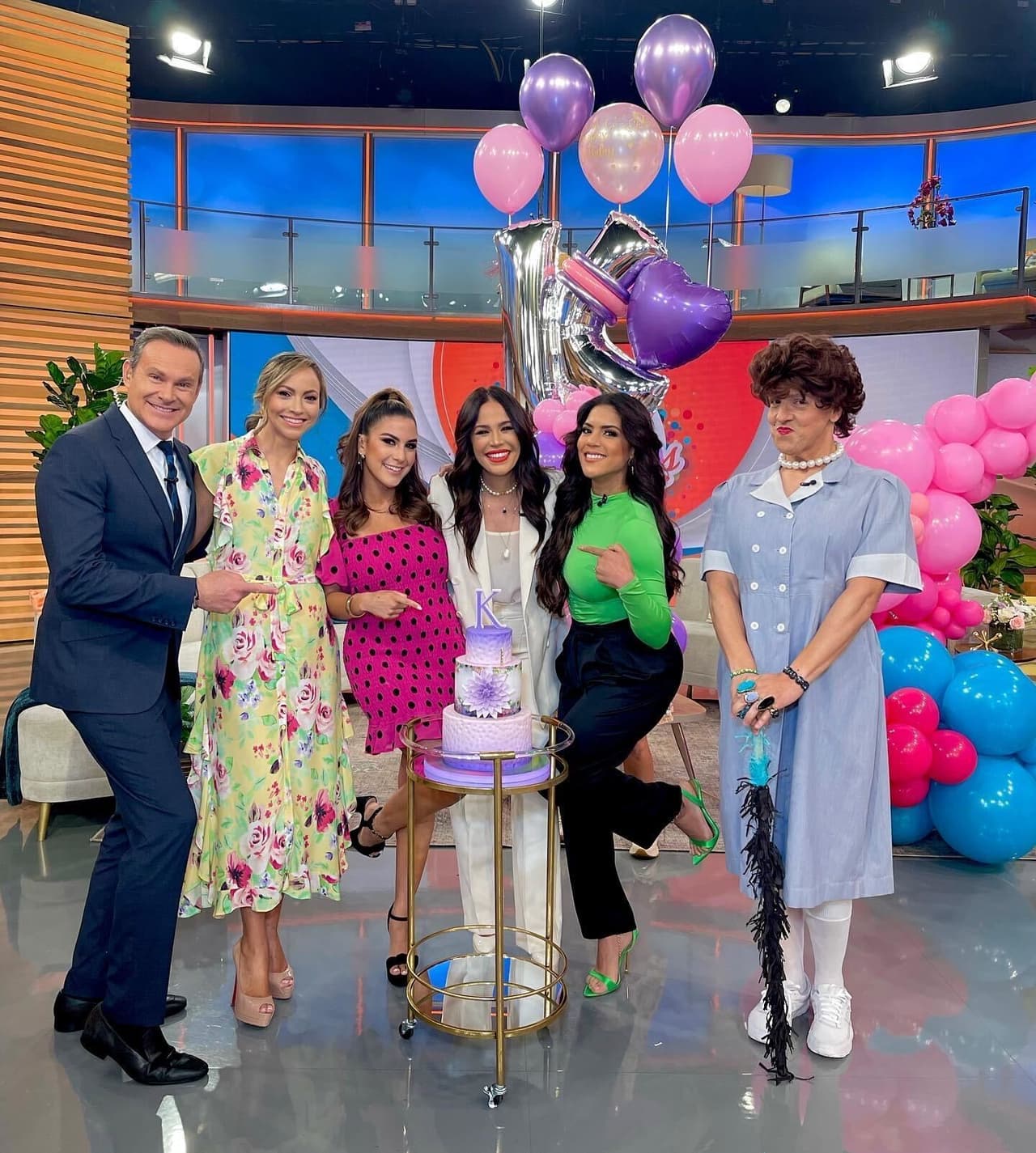 Alan, Satcha, Jessi, Francisca y doña Meche celebraron con la presentadora quien incluso se atrevió a pegarle a una piñata.