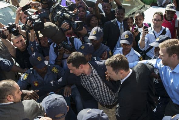 Oscar Pistorious fue abordado por varios fotógrafos a su salida.