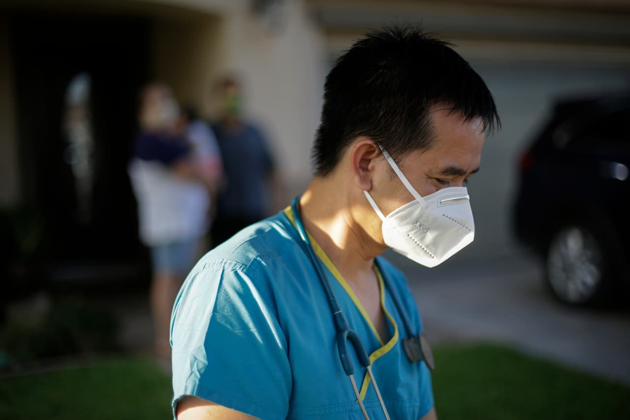 El doctor Tien Vo después de hablar con una familia contagiada del coronavirus durante una de las visitas a domicilio que hace en Calexico, California.