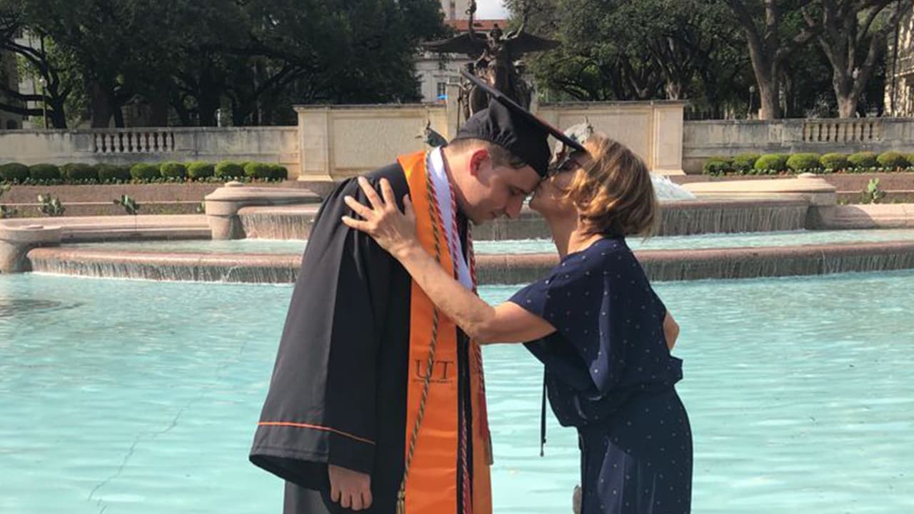 Antonio Macías cuenta su historia de éxito desde que llegó a Houston en el desamparo y ahora es ingeniero aeroespacial de la NASA.