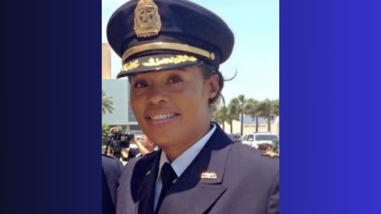 <h3 class="cms-H3-H3">Catarina Shead</h3>
<br>Es veterana del Departamento de Policía de Dallas donde ha trabajado por más de 30 años. Ahora es supervisora de la unidad de investigación de la Policía de Dallas, también se ha desempeñado como reclutadora y supervisora de escuadrones.