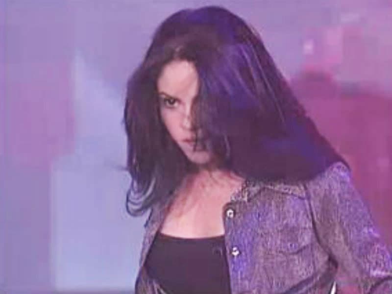 Ese año, la cantante colombiana interpretó su sencillo 'Pies descalzos', el primero que catapultó su carrera a nivel internacional.