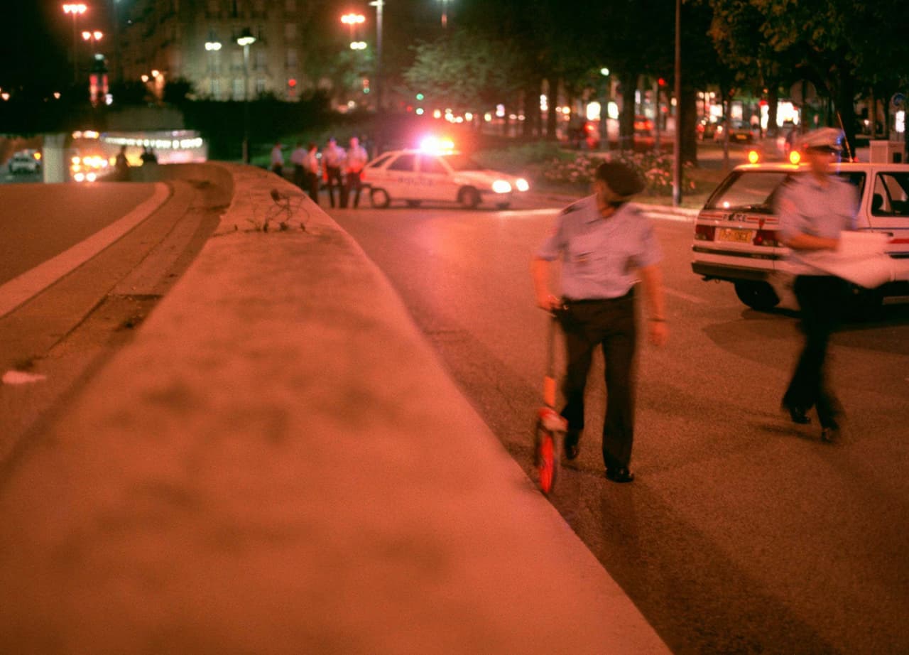 La policía francesa reúne evidencias tras el accidente que le causó la vida a Lady Diana en el Puente de las Almas el 31 de agosto de 1997.