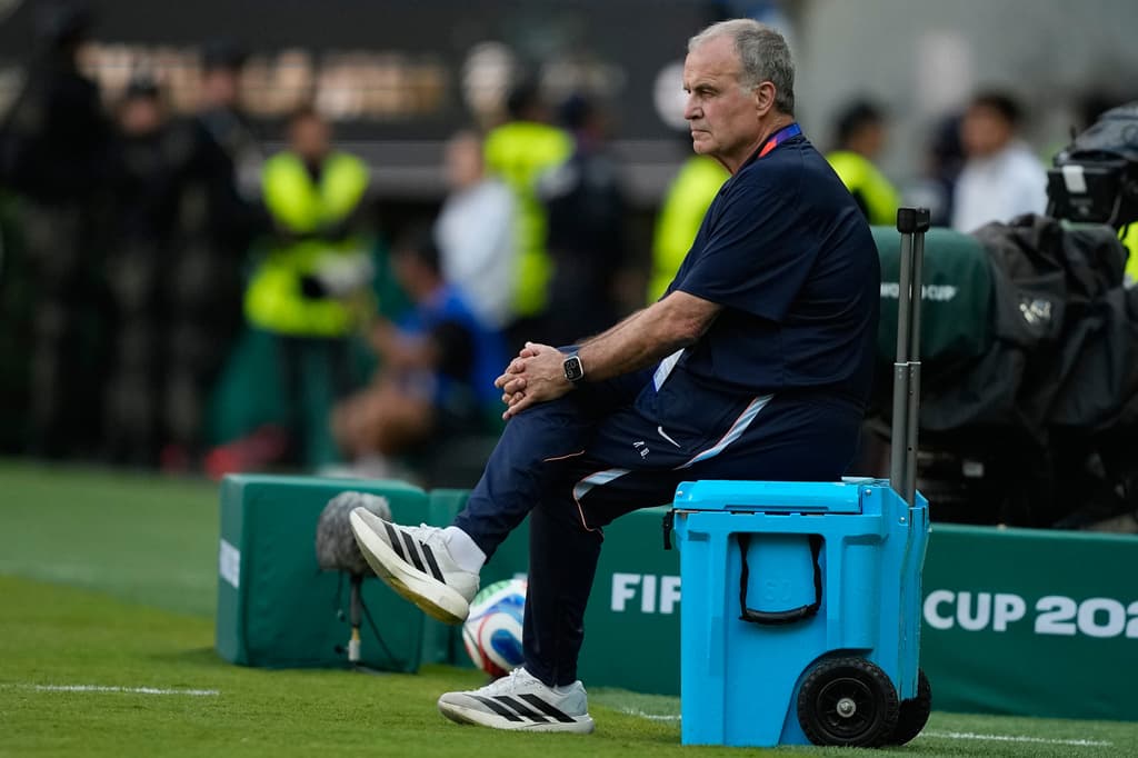 El director técnico de Uruguay, Marcelo Bielsa, observa a sus jugadores ante España.