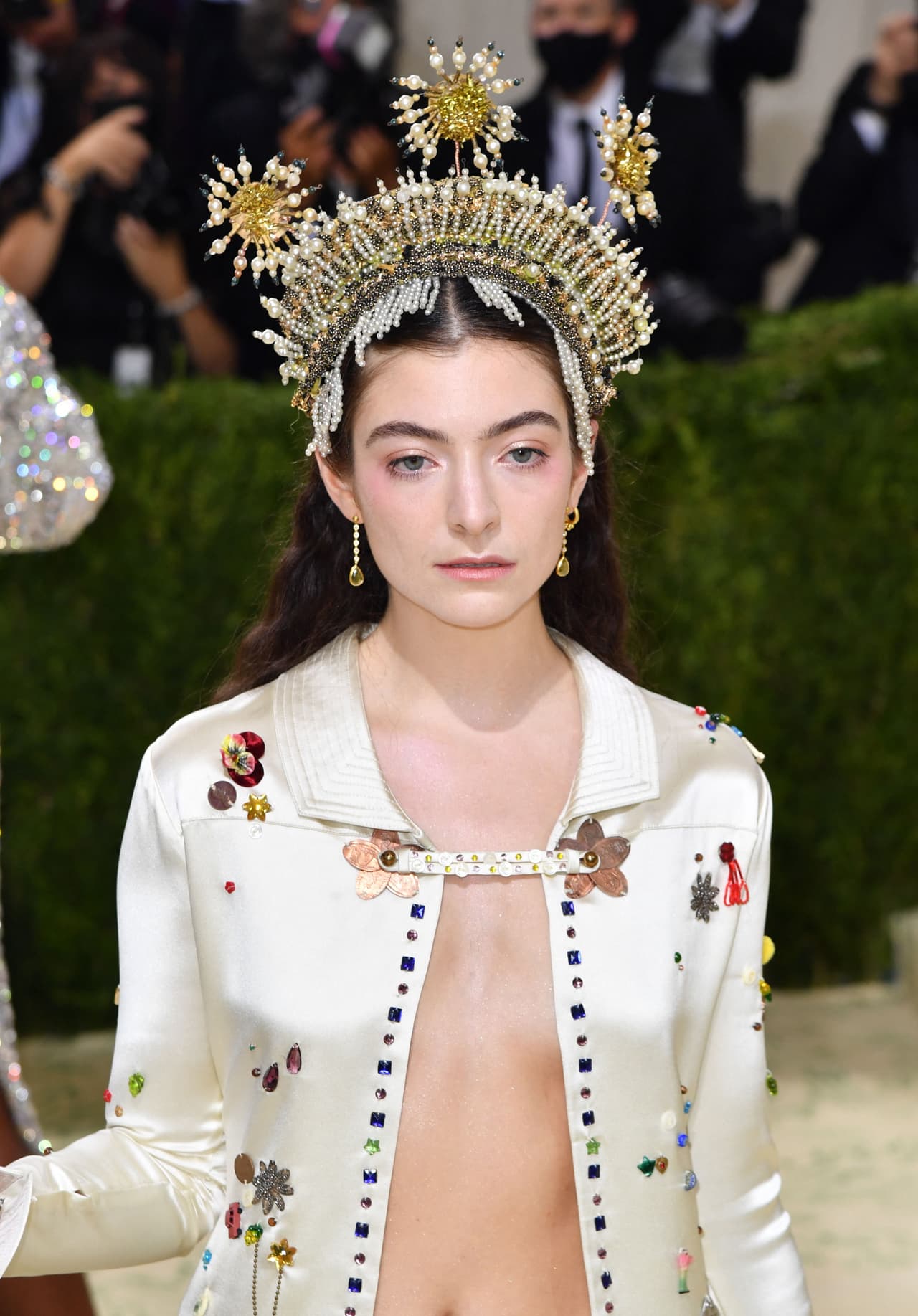 Los detalles son claves en la Met Gala y la cantante y compositora 
<b>Lorde </b>no dejó que se le escapara ninguno. Es así como acaparó la atención con la corona sobre su melena.