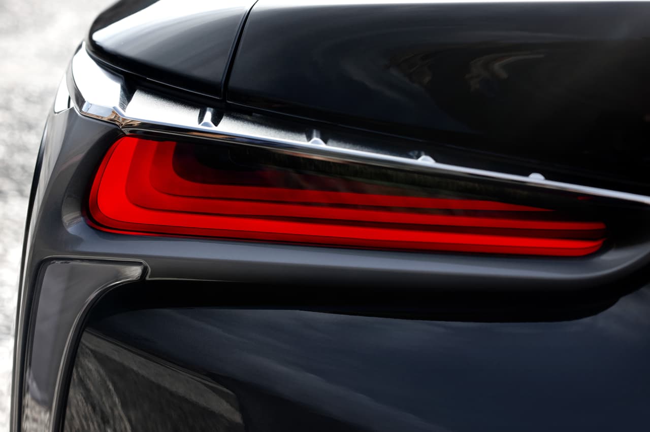 Sus
<b>ópticas traseras</b> mantienen la característica forma de
<b> “L”</b>, presente a lo largo y a lo ancho de todo el LC500h. También aprecia lo mismo en el frente.