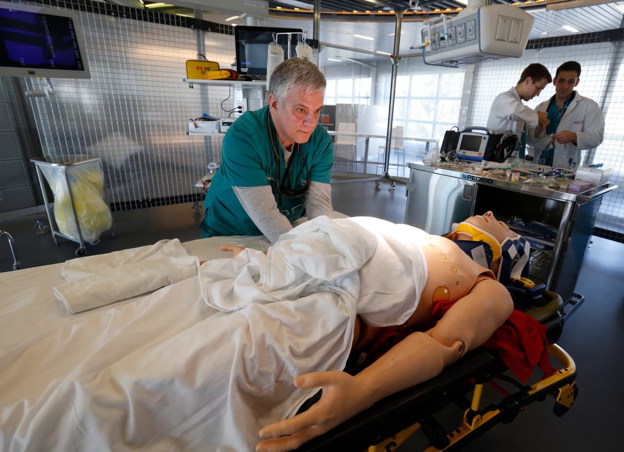 En el puesto 3 se encuentra el Centro Médico Cedars-Sinai, ubicado en el 8700 Beverly Blvd, Los Angeles, CA 90048.
<br>
<br>−Puntaje: 90.8.
<br>−Número de camas: 879.
<br>−Especialidades: anestesiología, cardiología, diabetes, gastroenterología, cirugía general y visceral, ginecología y obstetricia, cuidado de la memoria, neurología, pediatría, cirugía plástica, psiquiatría, neumología, oncología radioterápica, radiología, reumatología, traumatología y urología.