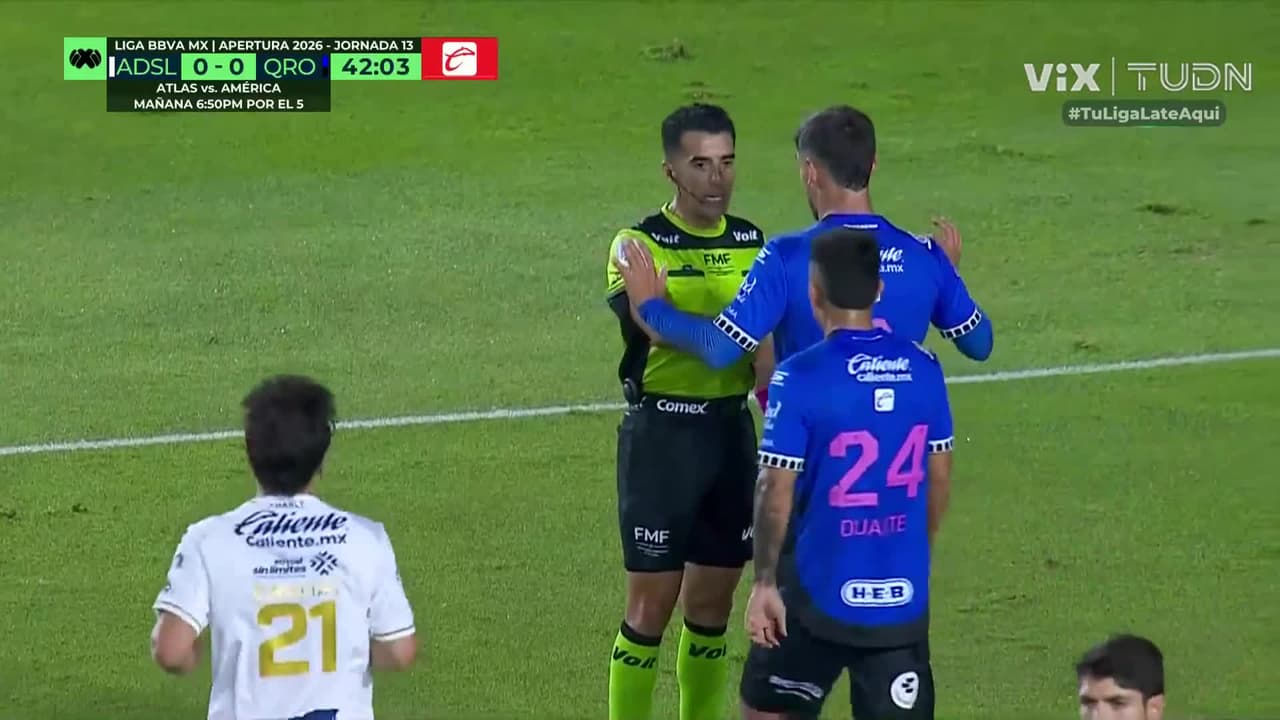 ¡Clavadazo fuera del área, se había señalado penal hasta que intervino el VAR y lo echaron para atrás!