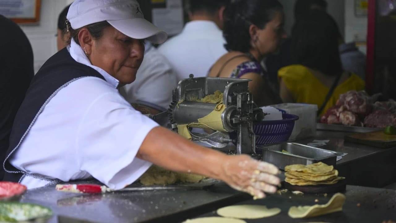 <h3 class="cms-H3-H3">En resumen 🌮</h3> Del 15 al 28 de octubre, El Califa de León estará en University Park,
<b>ofreciendo tacos con estrella Michelin en formato para llevar. </b>
<br>Un bocado que viaja desde San Rafael, en la Ciudad de México, hasta Dallas, para recordarnos que
<b>la comida más simple puede ser la más perfecta. </b>
