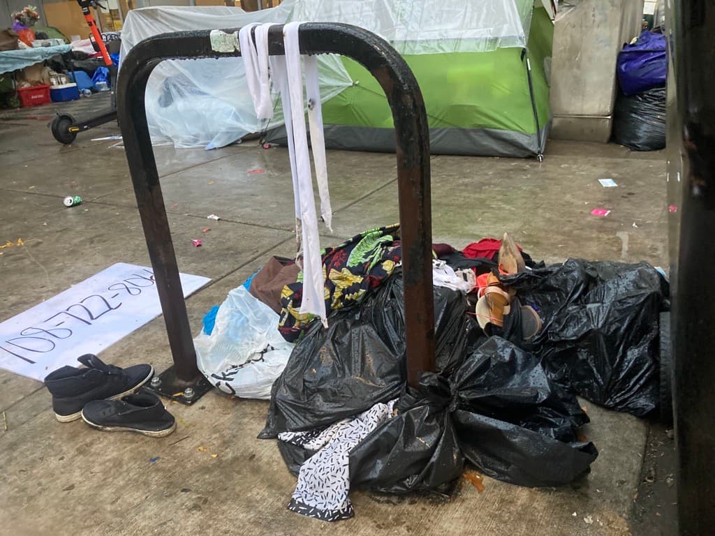 Migrantes guardan en bolsas plásticas sus pertenencias para protegerlas de la lluvia.