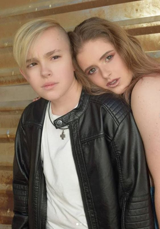 Es común que el pequeño actor comparta fotografías junto a sus padres y sus tres hermanos.