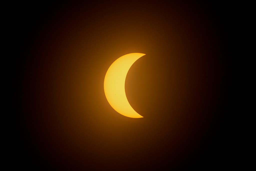 Los residentes en Mazatlán, México, estuvieron entre los primeros en poder apreciar el eclipse solar total este lunes.