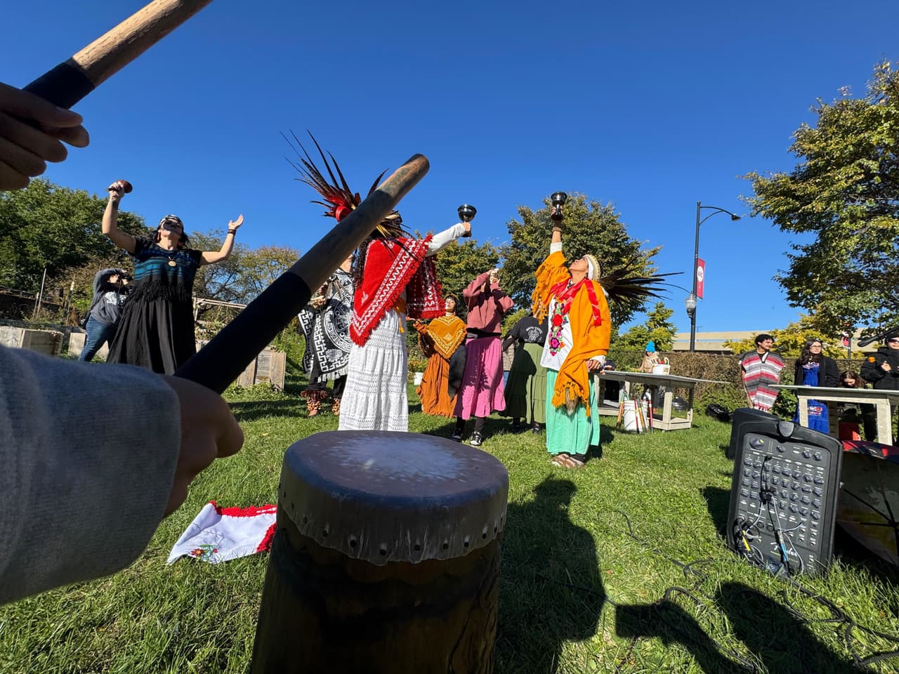 La ceremonia, explica, inicia con una ofrenda de copal, cantos, rezos y el agradecimiento a los cuatro puntos cardinales, en respeto a la vida, la muerte y la naturaleza.
<br>
<br>Sobre este momento, Deysi Garnica, educadora y trabajadora cultural, detalla el sentido espiritual del ritual.
<br>
<br>“La tradición que nosotros practicamos empieza al bendecir a las flores —o como dijo Irecani, las flores nos bendicen a nosotros. Ofrecemos un poquito de humo de copal, los cantos, los rezos; todo es por medio de los instrumentos que cargamos y de las canciones que cantamos.”
<br>
<br>