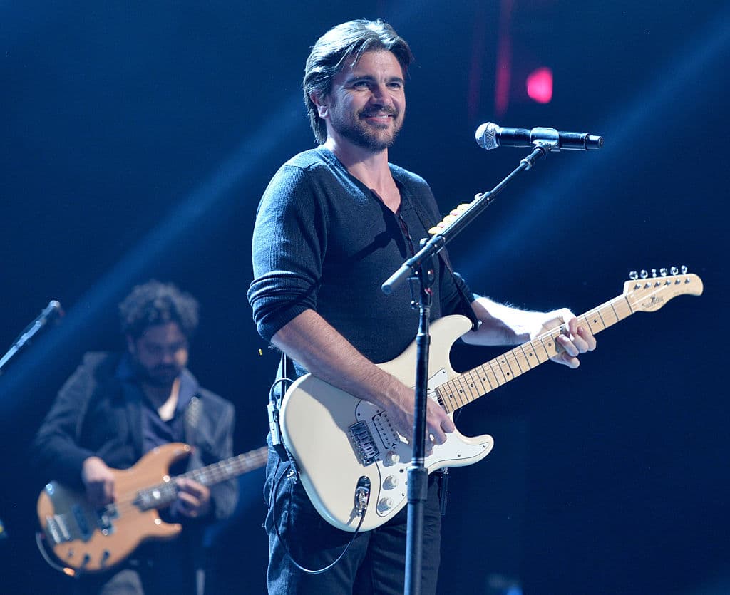 Interpretando 'Juntos (Together)' para el estreno mundial de la película 'McFarland, USA) en el teatro El Capitán de Hollywood, California. La canción fue compuesta especialmente para la película. (Alberto E. Rodriguez/Getty Images for Disney)
<br>