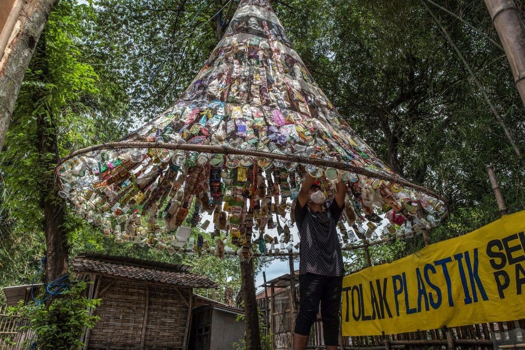 El grupo llamado Observación Ecológica y de Conservación de Humedales (ECOTON en inglés) fue la encargada de 
<b>recolectar las botellas de ríos y de algunas playas previo a la instalación</b>.