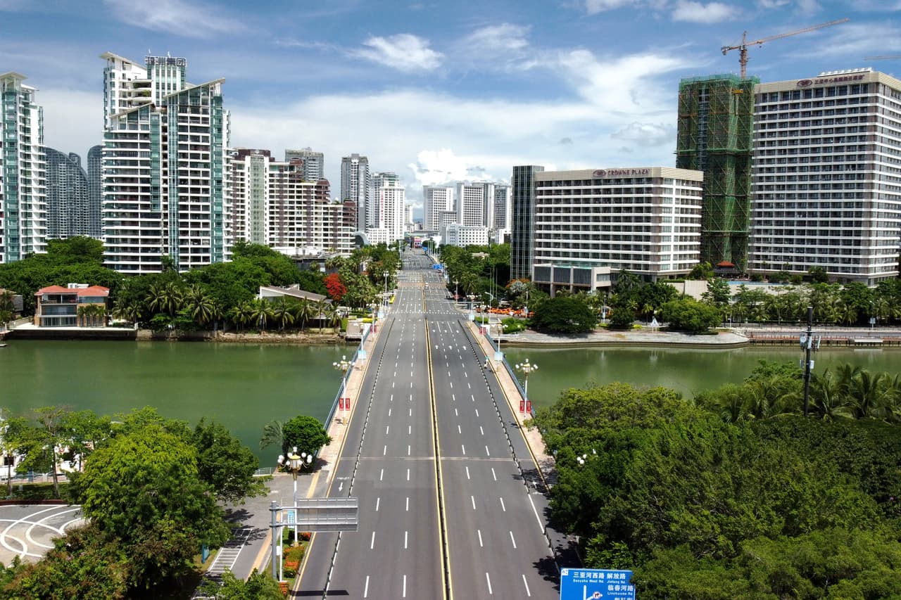 Foto de las calles desiertas en la isla de Hainan.
<b>Las autoridades ferroviarias prohibieron las ventas de boletos en Sanya y todos los vuelos fueron cancelados el sábado.</b>
<br>
<br>