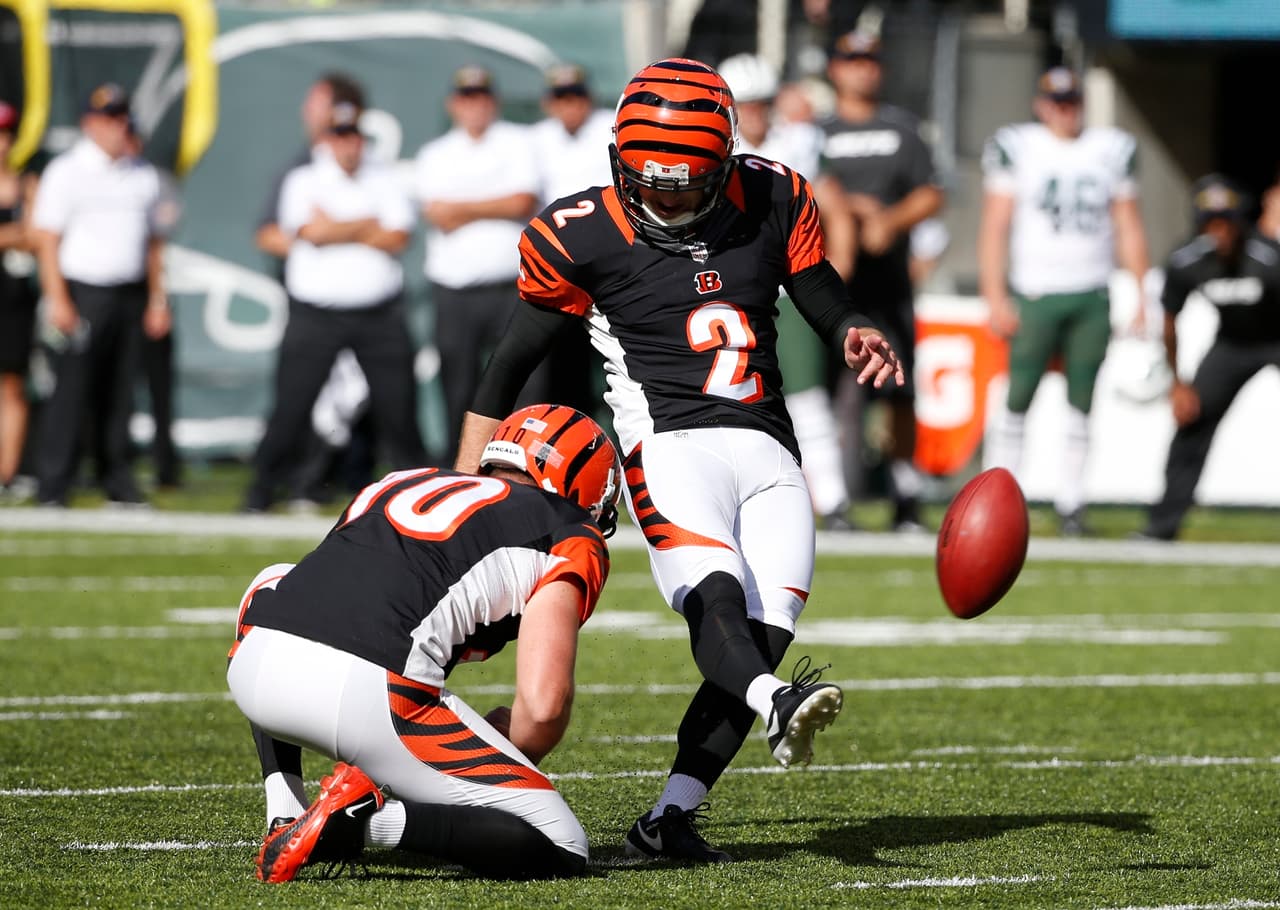 Mike Nugent (2) de los Bengals de Cincinnati patea el gol de campo para la victoria ante los Jets de Nueva York, el domingo 11 de septiembre de 2016. (AP Foto/Kathy Willens)