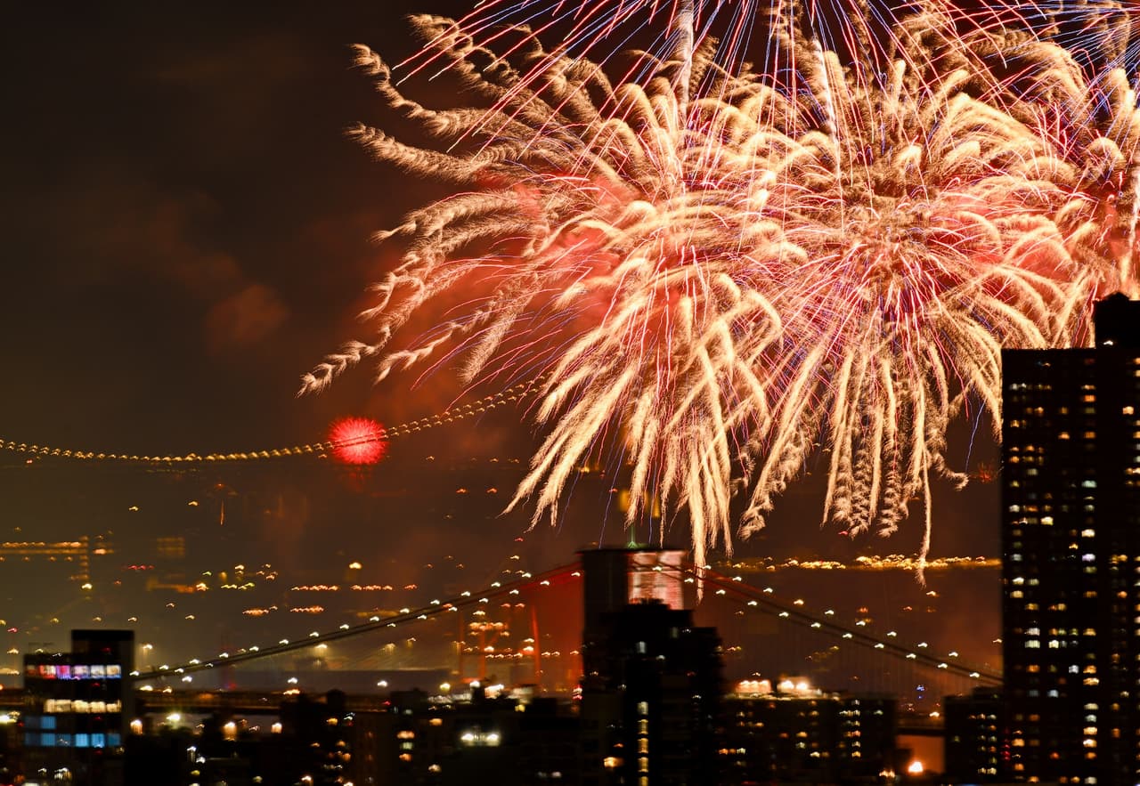 Por primera vez, el evento incorporó un espectáculo de luces y láser que bañó de color dorado al Puente de Brooklyn, una innovación que sorprendió a los asistentes y se convirtió en uno de los momentos más aplaudidos.