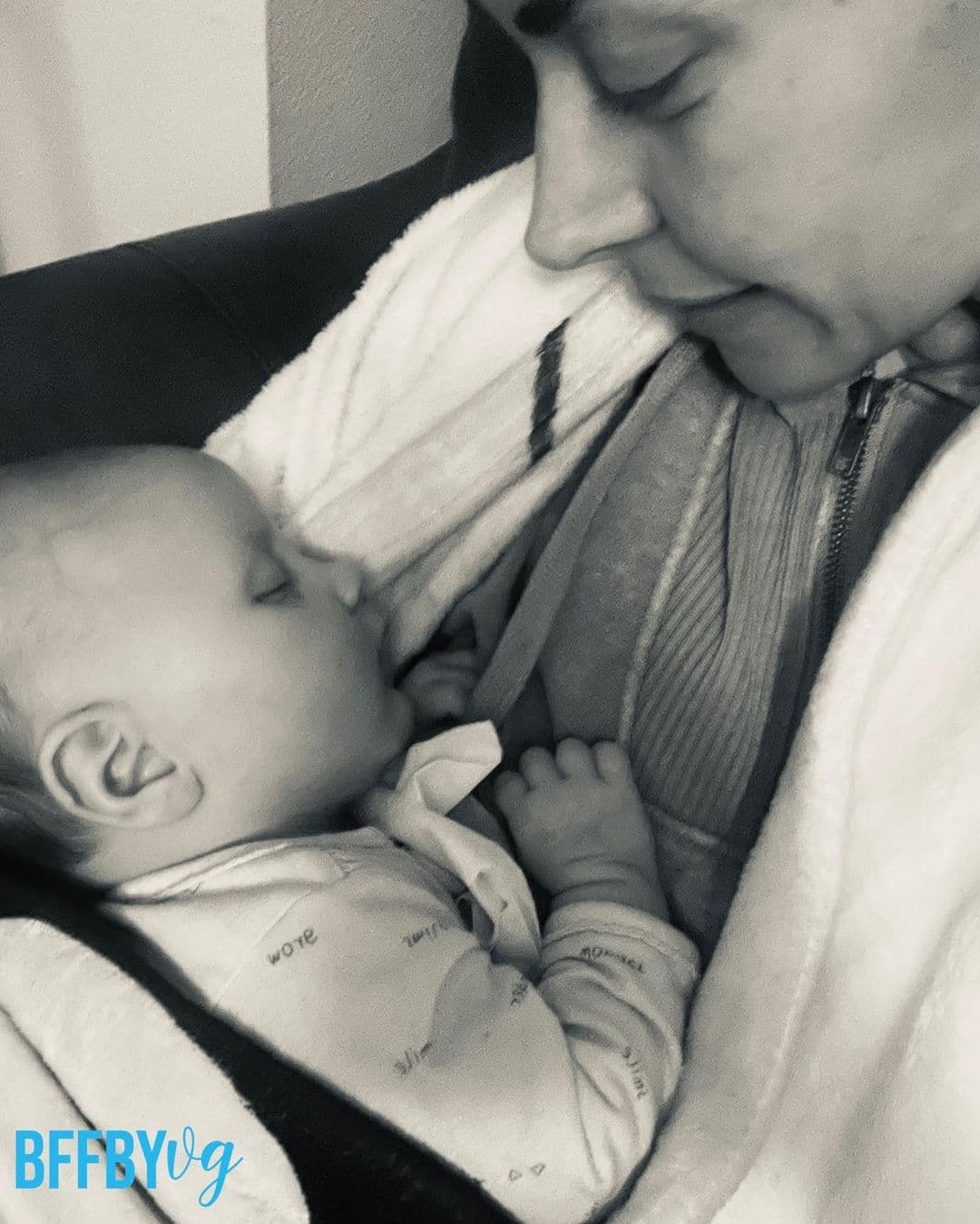 Desde ese día, la actriz de 46 años ha compartido en su perfil de dicha red social fotografías en las que aparece feliz al lado de su nieta. 
<br>