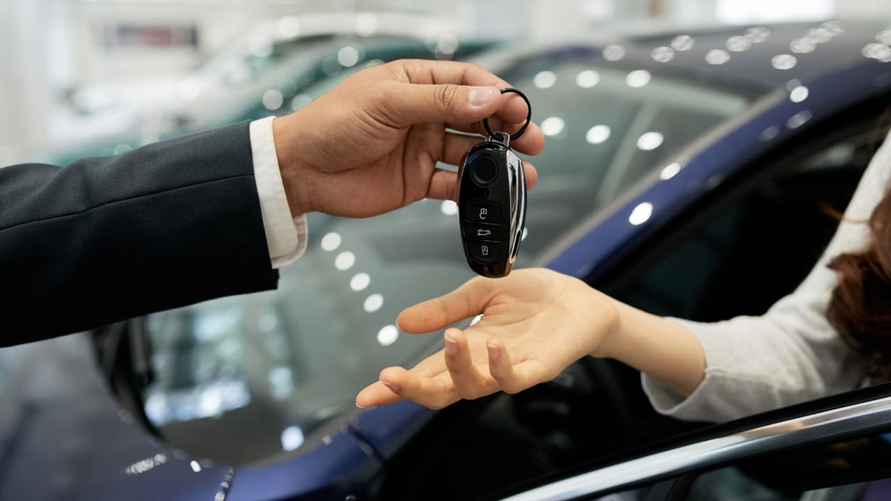 <h3 class="cms-H3-H3">Riesgos más comunes (y cómo huelen a distancia) </h3>
<br>
<b>Entrega “yo-yo” o spot delivery: </b>Te dejan salir con el auto “mientras aprueban el crédito” y luego te llaman para re-firmar con peores términos. La FTC la ha catalogado como una práctica engañosa. 
<br>
<b>Embargo exprés y corta-encendido.</b> En muchos estados, la ley permite recuperar el vehículo al entrar en mora. La FTC recuerda que un corta-encendido puede ser activado sin previo aviso si lo aceptaste en el contrato.