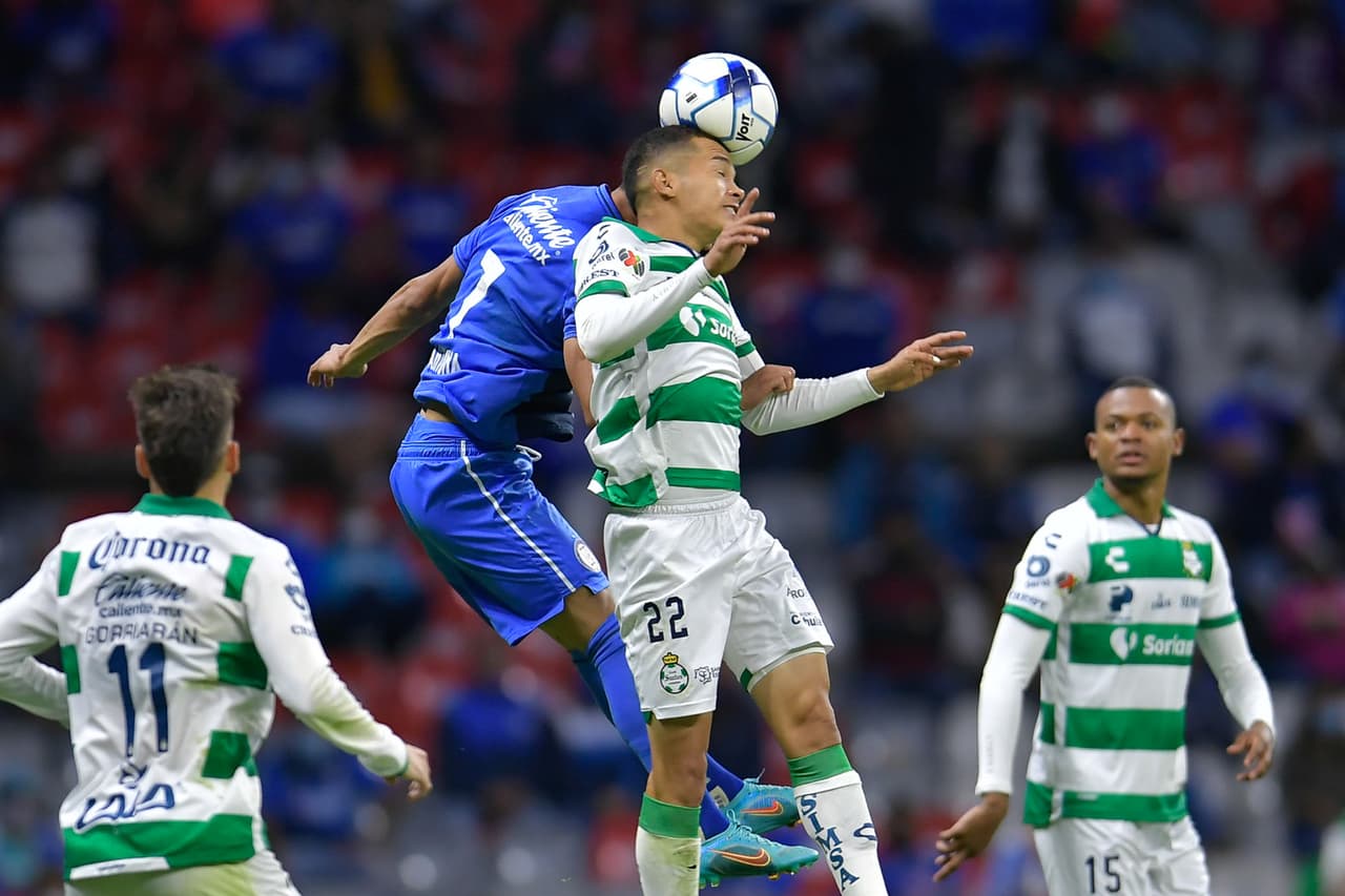 Santos gana su primer partido de la temporada a un Cruz Azul que una vez más no supo aguantar la ventaja en el marcador.