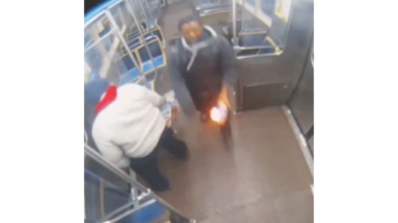 Otra fotografía incluida en el expediente
<b> muestra al sospechoso recogiendo la botella aún en llamas</b>. Las
<b> autoridades describen las imágenes como profundamente perturbadoras.</b> “El video de vigilancia es difícil de ver. Muy perturbador, una joven incendiándose mientras otros pasajeros se apartan o simplemente miran la situación, impávidos”, señalaron en la audiencia.
<br>
<br>